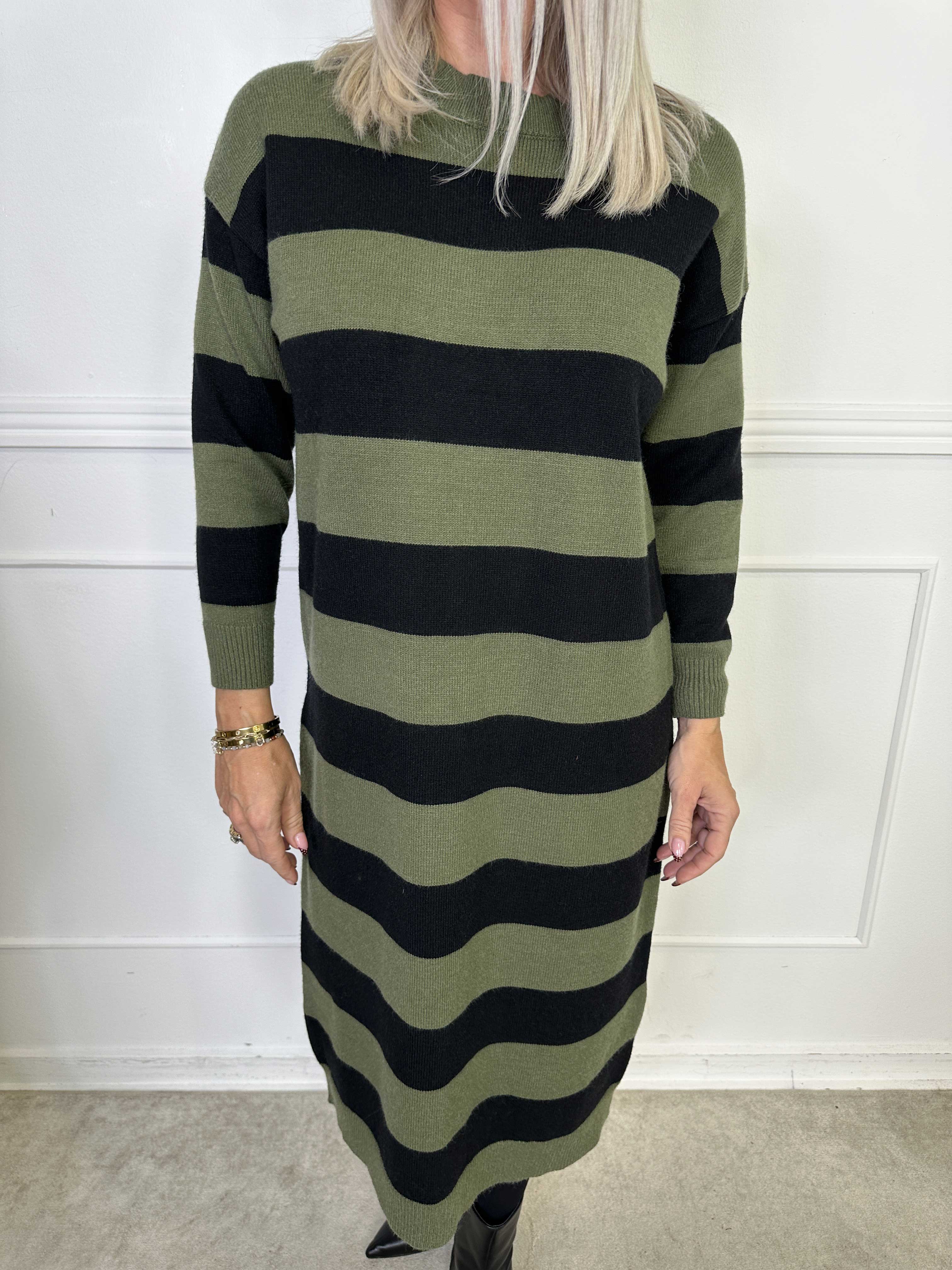 Alvilda - Lang blød strikkjole med striber